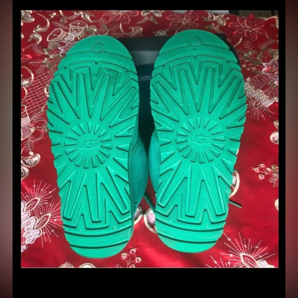 UGG Neumel Suede Chukka Boots Wool Lined S/N 1094269 in emerald green size 6